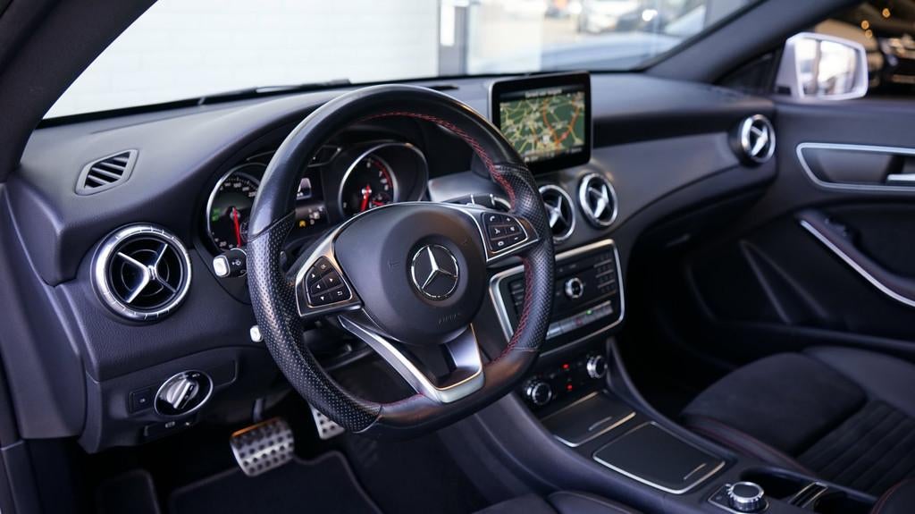 Mercedes-Benz CLA-klasse 180 AMG AUTOMAAT-ALCANTARA-CAMERA-C, Auto's, Mercedes-Benz, Gebruikt, 4 cilinders, 715 kg, 122 pk