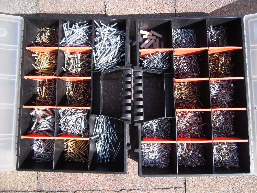 2 grote opbergdozen met schroeven koffers, Ophalen of Verzenden, Zo goed als nieuw, Schroeven