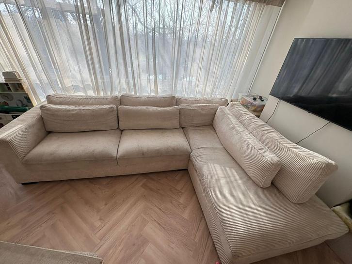 Beige hoekbank met chaise longue – ribstof (corduroy), Huis en Inrichting, Banken | Bankstellen, Gebruikt, Hoekbank, Vierpersoons of meer