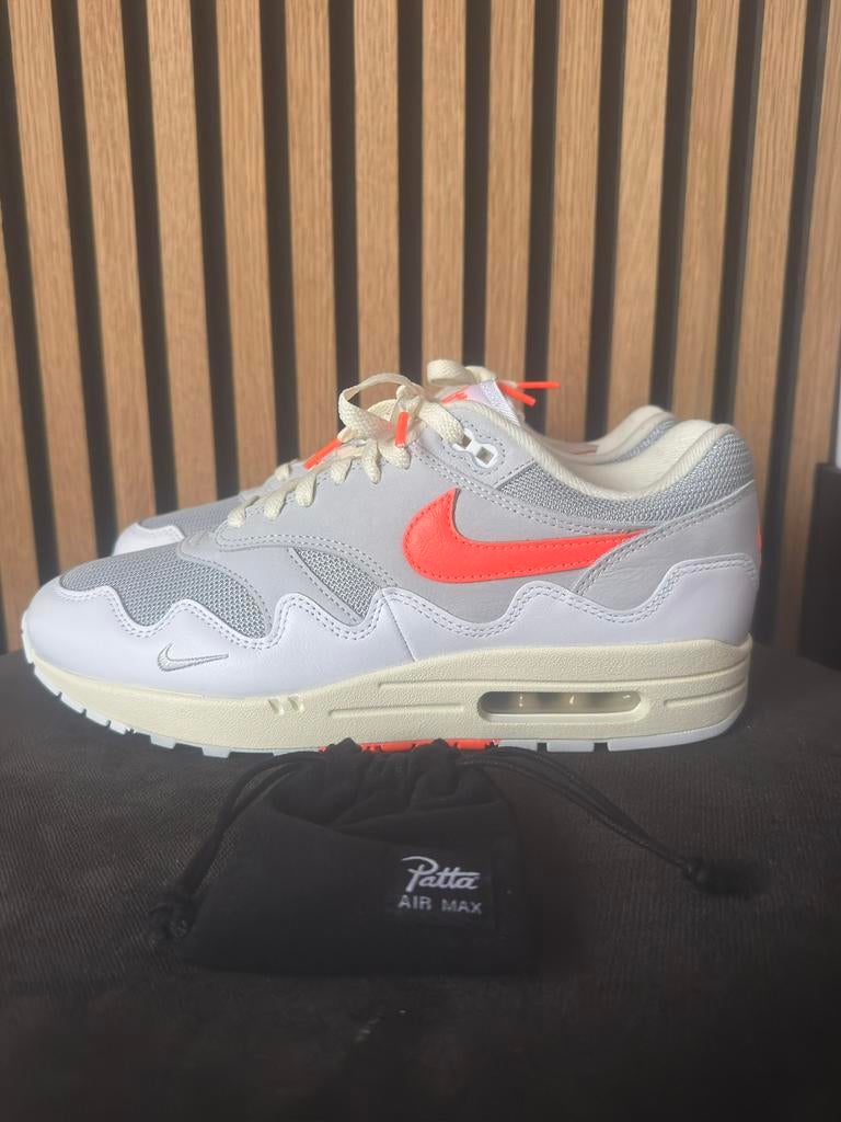 Patta x Nike Air Max 1 “Patta White/ Hyper Crimson” – EU 43, Kleding | Heren, Schoenen, Zo goed als nieuw, Wit, Ophalen of Verzenden