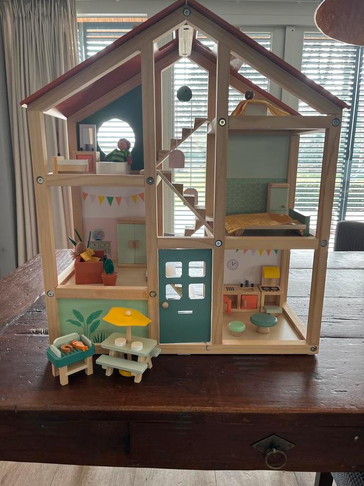 Houten poppenhuis met meubeltjes en poppetjes, Kinderen en Baby's, Speelgoed | Poppenhuizen, Gebruikt, Poppenhuis, Ophalen