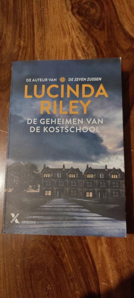 De geheimen van de kostschool - Lucinda Riley, Ophalen of Verzenden, Zo goed als nieuw