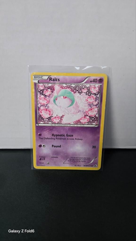 Pokémon Ralts RC8/RC25 - Radiant Collection, Ophalen of Verzenden, Zo goed als nieuw, Losse kaart, Foil