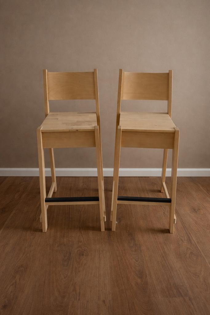 Houten barkrukken met bijbehorende tafel, 2 krukken, Ophalen, Zo goed als nieuw, 60 tot 90 cm