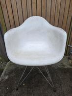 Witte kuipstoel met verroest chrome onderstel, Gebruikt, Wit, Ophalen of Verzenden, Eén