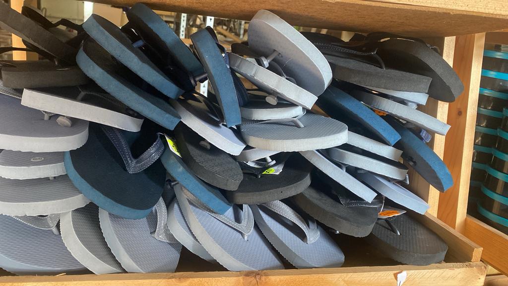40 x Slippers maat 42/43 nieuw, Slippers, Onbekend, Nieuw, Ophalen of Verzenden