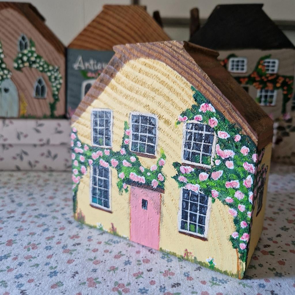 Handbeschilderd tiny cottage huisje - geel, Hout, Meerkleurig, Overige stijlen, Nieuw