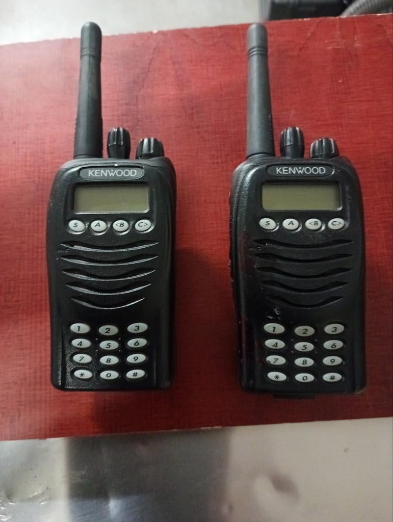 Kenwood TK3170 Portofoons (2x) met 1 lader, Ophalen, Gebruikt, 2 to 5 km, Portofoon of Walkie-talkie