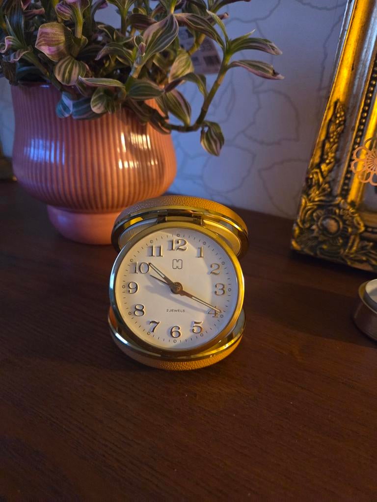 Vintage reiswekker / reisklok HEMA cognac kleur, Antiek en Kunst, Antiek | Klokken, Ophalen of Verzenden