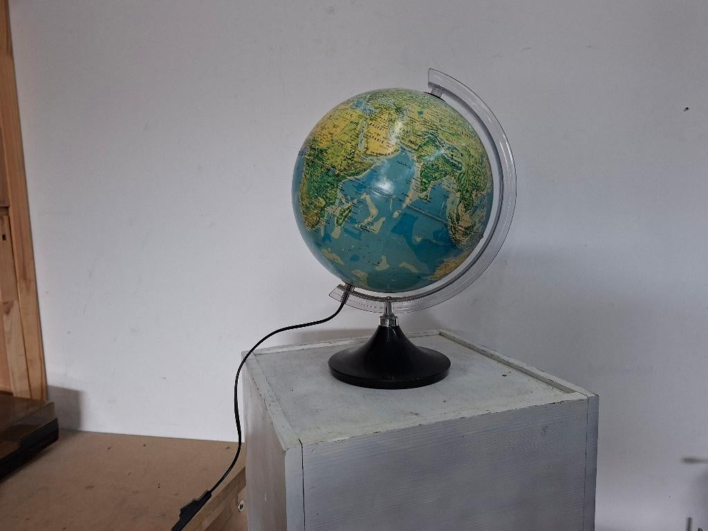 mooie wereldbol met zwarte voet en verlichting, Ophalen of Verzenden, Verlicht, Zo goed als nieuw