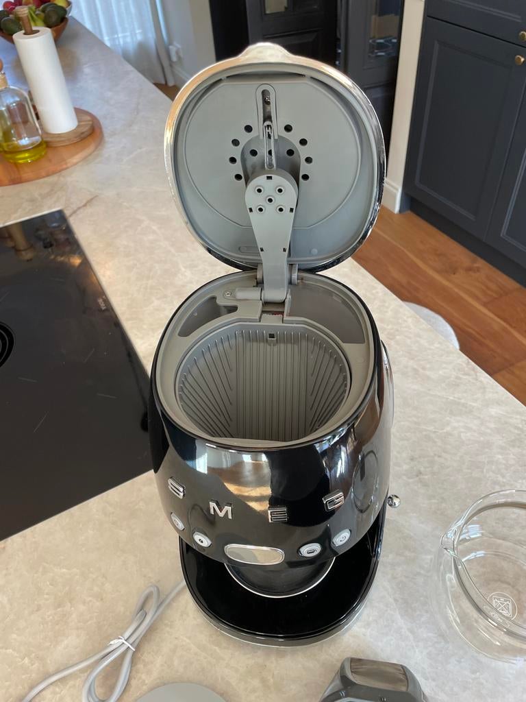 Smeg Koffiezetapparaat Zwart - Zo goed als nieuw, Witgoed en Apparatuur, Koffiezetapparaten, 10 kopjes of meer, Koffiemachine