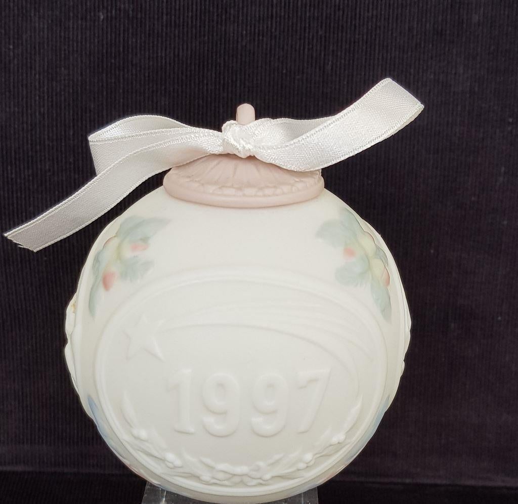 Lladro kerstbal 1997, ong. 9 cm, Ophalen of Verzenden, Zo goed als nieuw