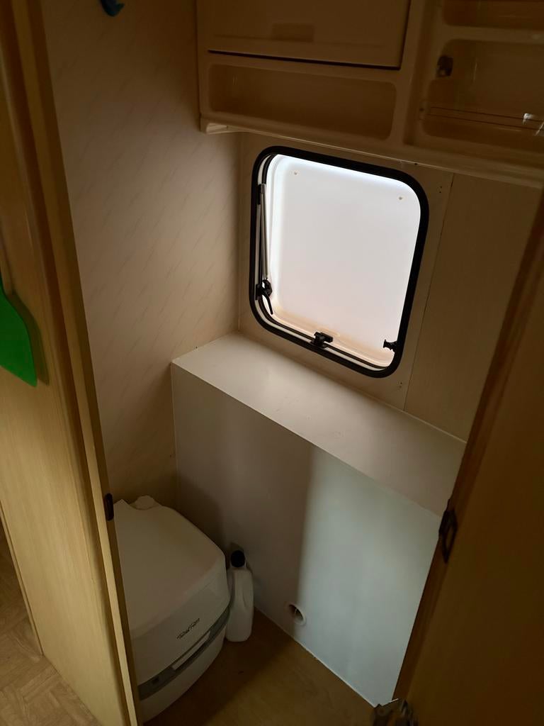 LMC Caravan 1991 met vast bed, stapelbed en airco, Caravans en Kamperen, Caravans, Vast bed, Bedrijf, 750 - 1000 kg, 5 tot 6 meter