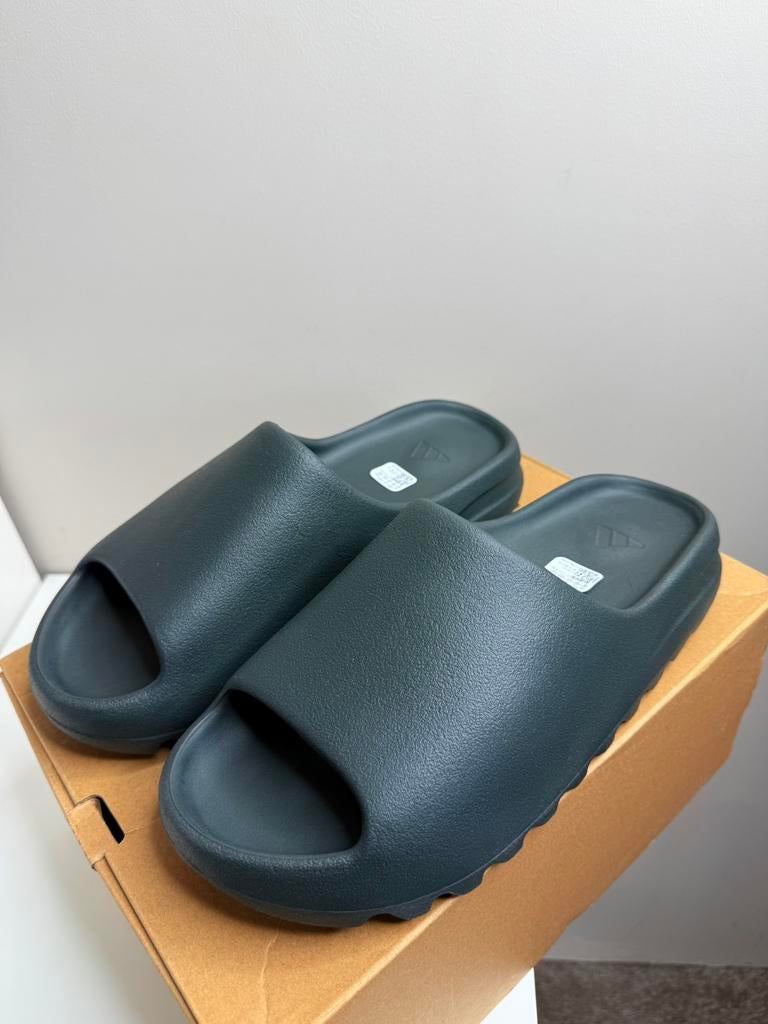 Adidas Yeezy Slide Onyx Dark Maat 47, Kleding | Heren, Schoenen, Slippers, Zwart, Nieuw, Ophalen of Verzenden
