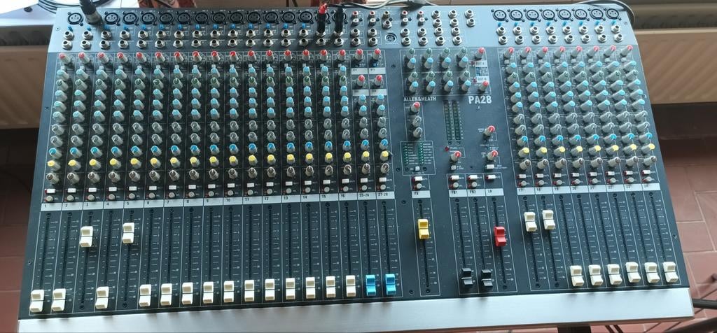 Allen & Heath PA 28 mixer met flightcase, Ophalen, Zo goed als nieuw, 20 kanalen of meer, Microfooningang