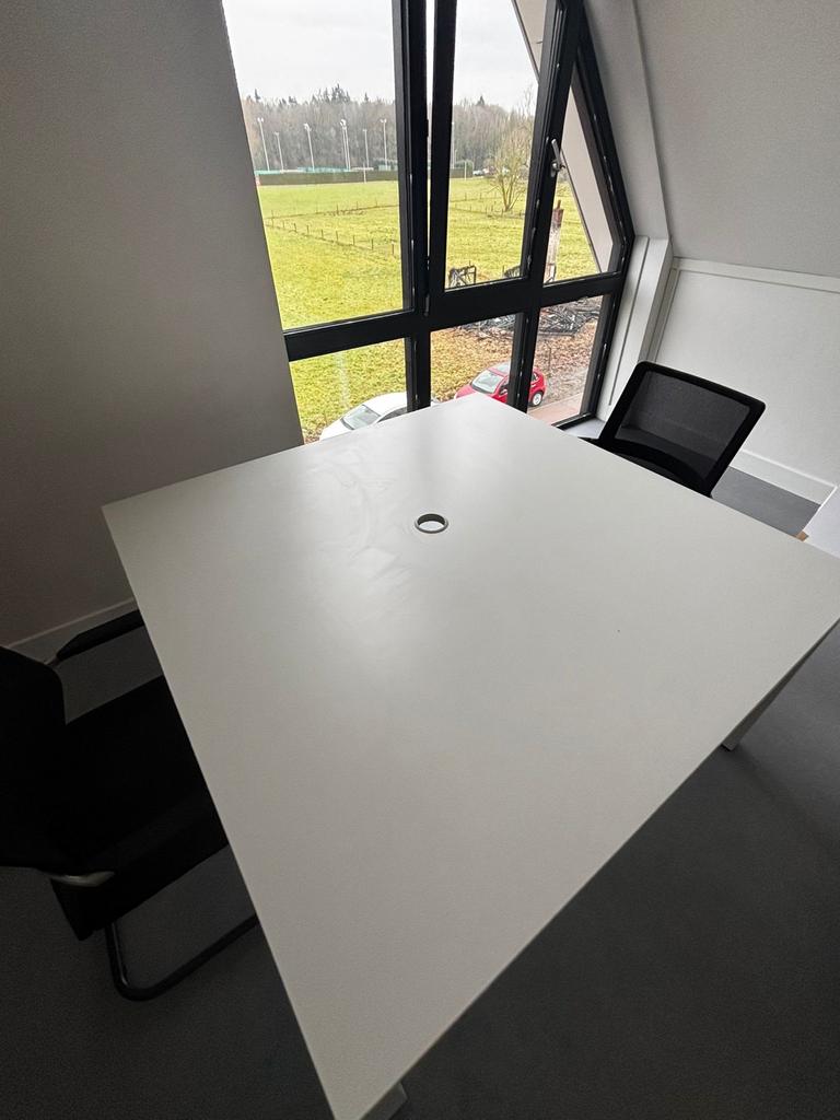 Ruim wit bureau 140x140 cm met 2 zwarte stoelen, Gebruikt, Ophalen of Verzenden, Overige merken, Duo-bureau