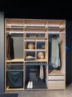 Garderobekast met vakken, lades, schoenenrek en LED-licht, Ophalen, Overige materialen, De kast heeft een hout look en heeft een Scandinavische stijl.