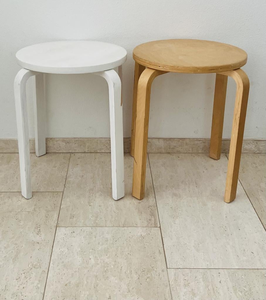 2 Frosta krukjes Ikea wit en naturel bijzettafeltje, Huis en Inrichting, Krukjes, Ophalen, Gebruikt, Hout