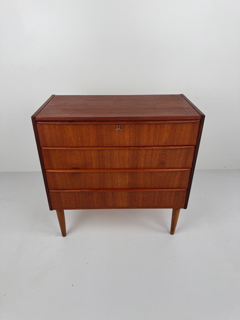 Danish Teak Chest of Drawers – Compact Mid-Century Elegance, Ophalen, Z, Z, Teakhout