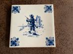 Delfts Blauw Tegel - Jager met Geweer, Handgeschilderd, Antiek en Kunst, Ophalen of Verzenden