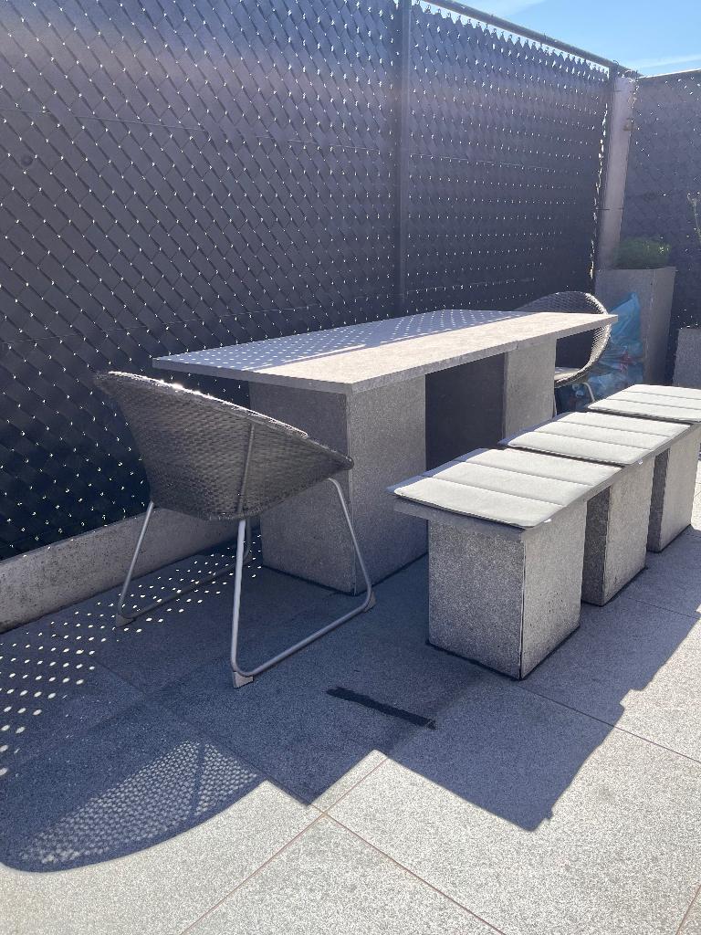 2 eettafels en twee banken in natuursteen, Ophalen, Gebruikt, Rechthoekig, Overige materialen