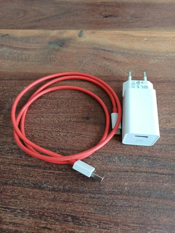 OnePlus Snellader met USB-kabel - Wit/Rood, Telecommunicatie, Mobiele telefoons | Telefoon-opladers, Zo goed als nieuw, Overige merken