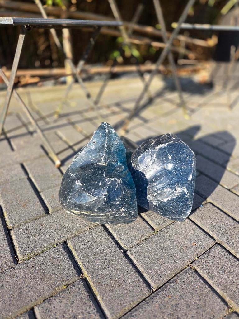 Blauwe glasbokken voor in de tuin, Ophalen