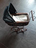 Brocante poppenwagen met oude pop in klederdracht, Ophalen, Zo goed als nieuw, Babypop