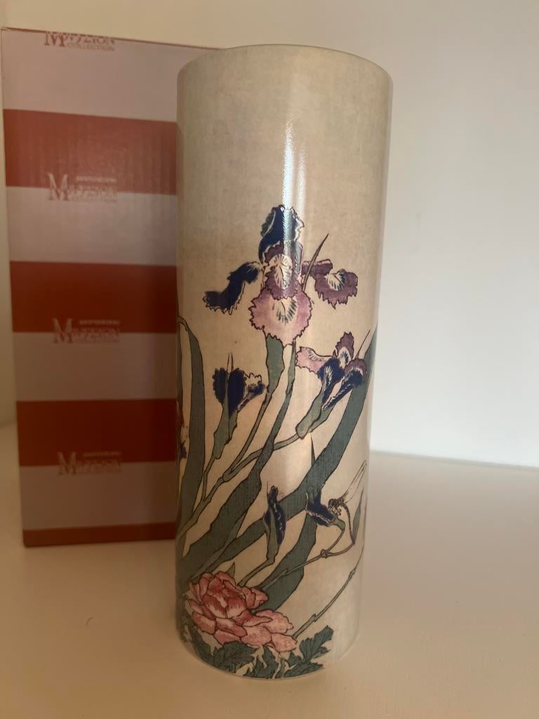 MUSEION Collection Vaas - Irissen, Pioenrozen, Vlinders, Huis en Inrichting, Woonaccessoires | Vazen, Overige kleuren, 50 tot 75 cm