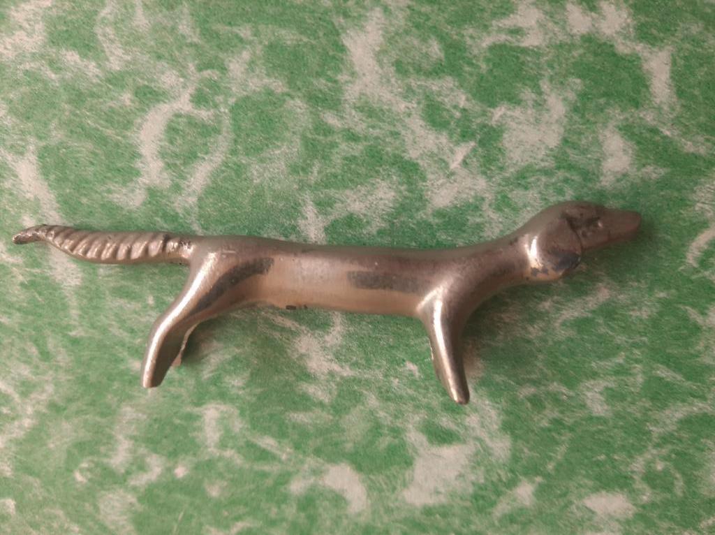 metalen beeldje hondje de Teckel of Dashondje., Ophalen of Verzenden, Zo goed als nieuw, Dier