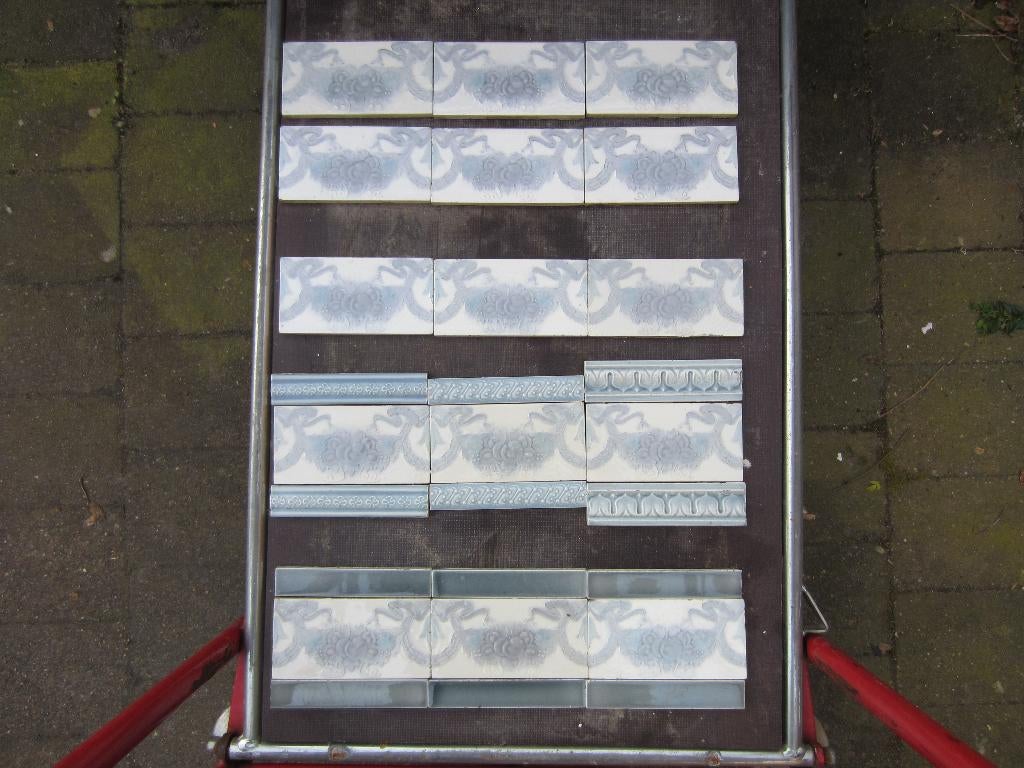 45 st art nouveau tegels grijsblauw decor guirlande, Antiek en Kunst, Antiek | Wandborden en Tegels, Ophalen