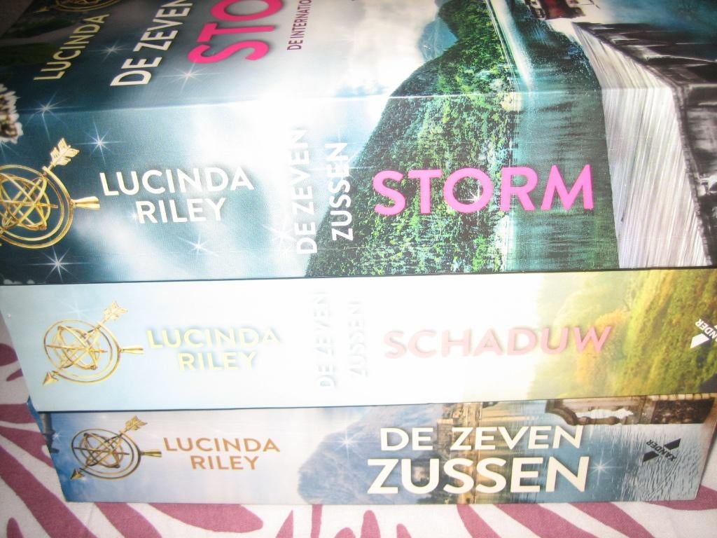 Boeken de ZEVEN ZUSSEN, Ophalen of Verzenden, Zo goed als nieuw, Lucinda Riley, Nederland