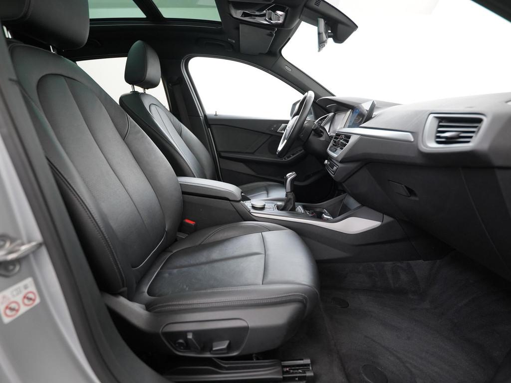BMW 1 Serie 118i Business Design | Panoramadak | Leder | Cam, Auto's, 12 maanden, Gebruikt, Lichtsensor, Leder