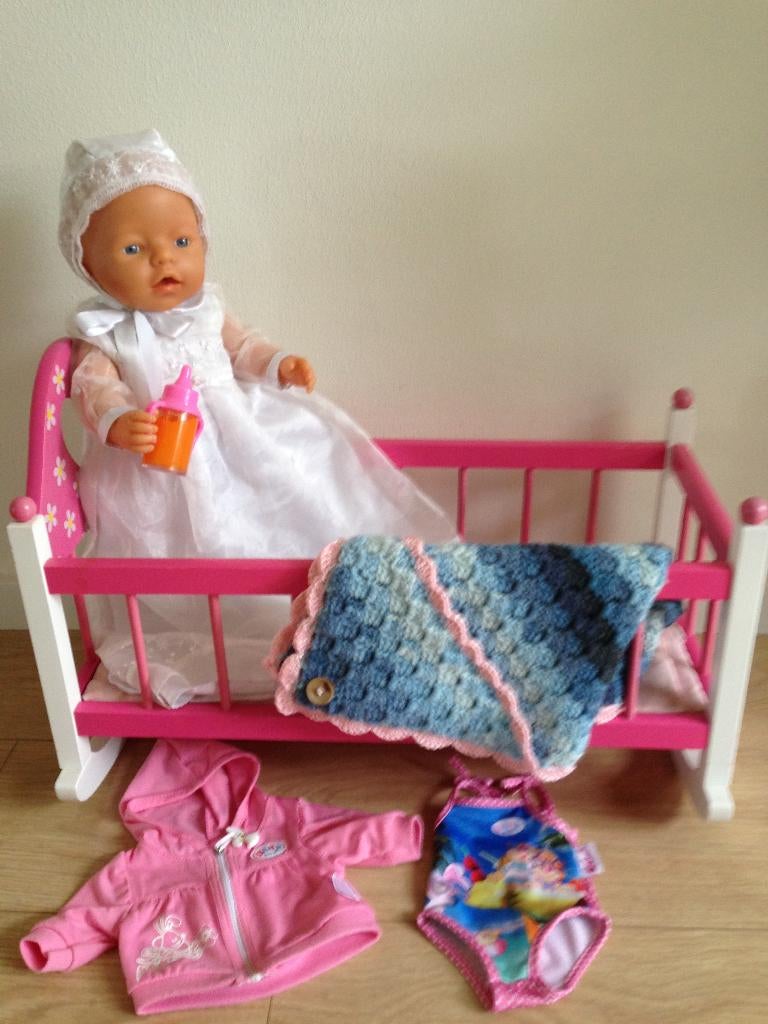 👶Vintage BABY-BORN POP, DOOPJURKJE & HOUTEN SCHOMMELBEDJE, Ophalen of Verzenden, Zo goed als nieuw, Babypop