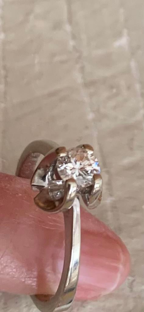 Gouden vintage ring met Briljant. 0,40 cc, Ophalen, Dame, Goud, Kleiner dan 17
