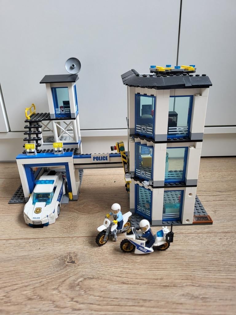 LEGO Politiebureau - Compleet met doos en handleiding, Ophalen of Verzenden, Zo goed als nieuw, Complete set, Lego