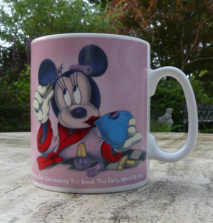 DISNEY Minnie Mouse Jumbo Mok Nobody Ever Said Looking, Huis en Inrichting, Keuken | Servies, Nieuw, Kop(pen) en/of Schotel(s)