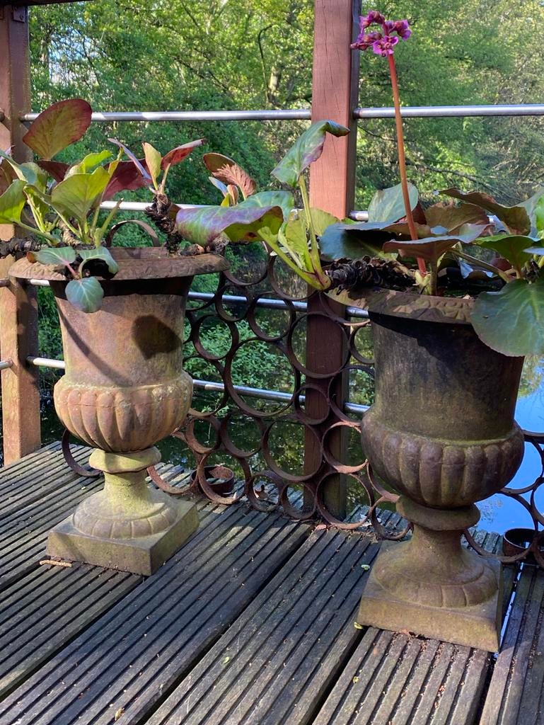 2 grote antieke gietijzeren Louvre vazen, Antiek en Kunst, Ophalen