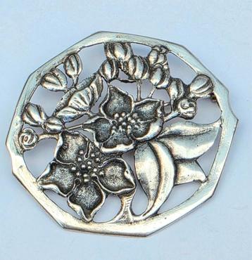 Zilveren Art Nouveau Broche Met Bloemen
 beschikbaar voor biedingen