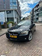BMW 3-Serie 2.0 I 318 105KW 2009 Zwart, Auto's, 65 €/maand, Achterwielaandrijving, Zwart, Origineel Nederlands