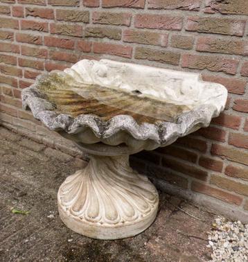 Groot vogelbad op zuil beschikbaar voor biedingen