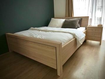 Ledikant met nachtkastjes en commode  beschikbaar voor biedingen