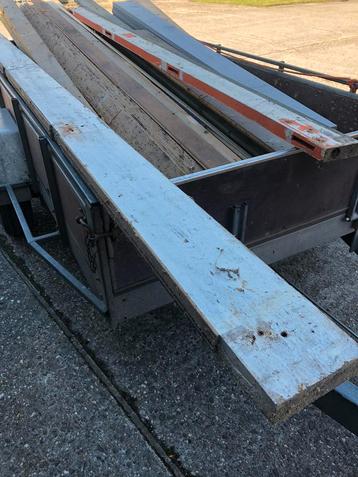 2 karren met hout beschikbaar voor biedingen