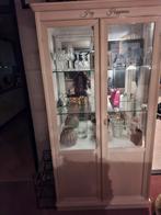 Vitrinekast met glazen deuren kleur creme, Huis en Inrichting, Kasten | Vitrinekasten, Met deur(en), Glas, Klassiek, Zo goed als nieuw