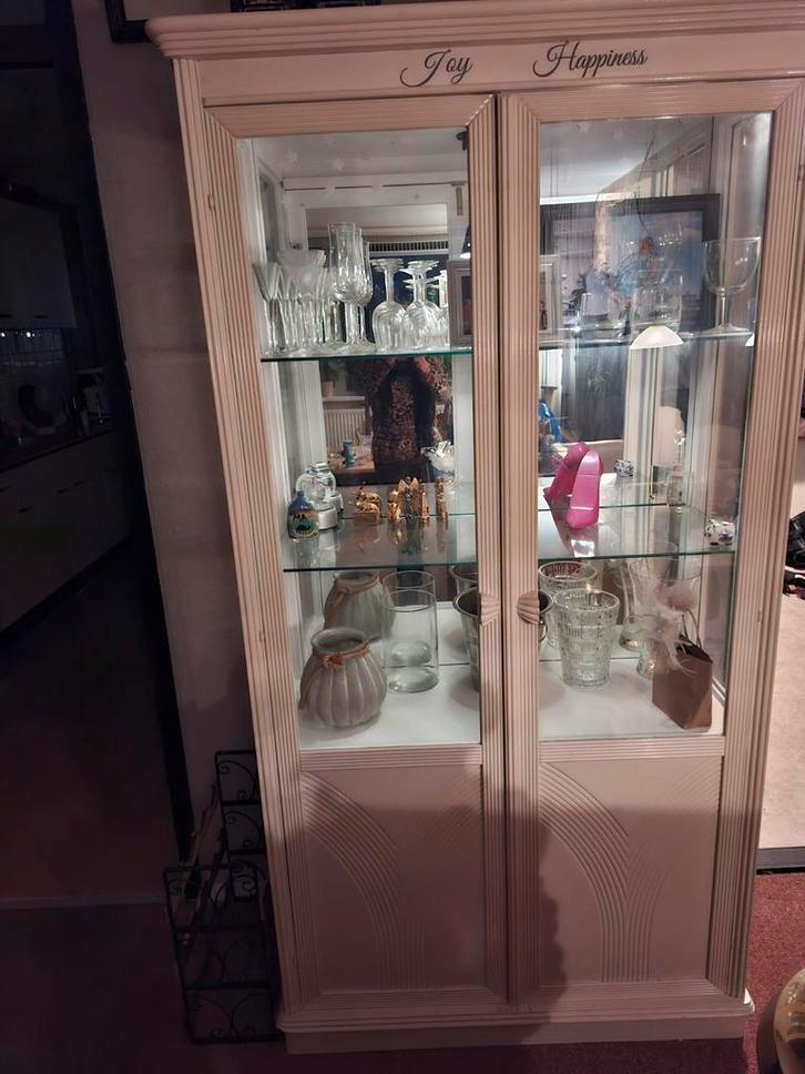 Vitrinekast met glazen deuren kleur creme, Huis en Inrichting, Kasten | Vitrinekasten, Zo goed als nieuw, 150 tot 200 cm, 50 tot 100 cm