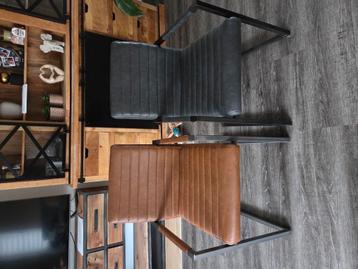 Mangohouten eettafel met 4 kunstleren eetstoelen beschikbaar voor biedingen