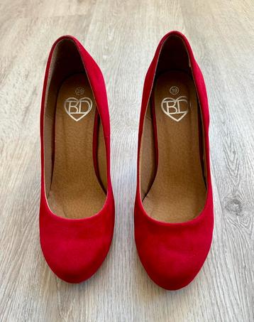 Pumps , rood , maat 39 , zgan. beschikbaar voor biedingen
