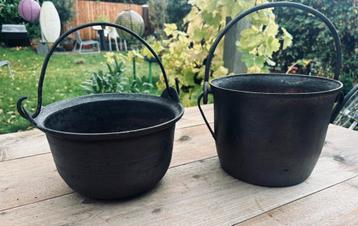2 gietijzeren Heksenketels beschikbaar voor biedingen