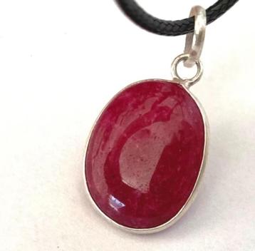 Mooie ketting met prachtige ovale Robijn ketting hanger beschikbaar voor biedingen