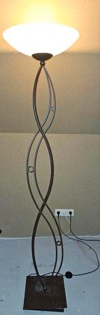 Vintage Brons/messing kleurige vloerlamp
met ruwe glazen top, Ophalen, Gebruikt, 75 cm of meer